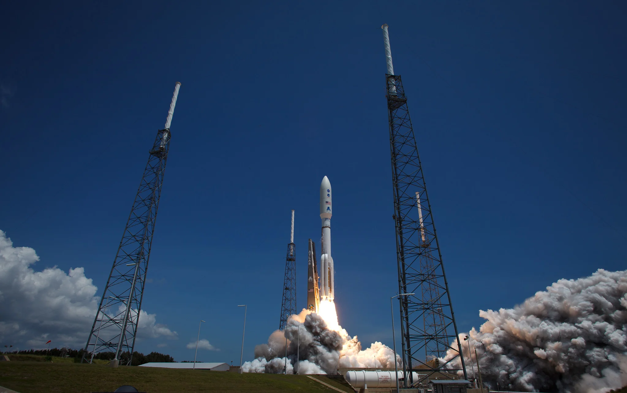 Un cohete Atlas V se lanza con la carga útil de la nave espacial Juno desde el Complejo de Lanzamiento Espacial 41 en la Estación de la Fuerza Aérea de Cabo Cañaveral en Florida el viernes 5 de agosto de 2011. La nave espacial Juno realizará un viaje de cinco años y 400 millones de millas a Júpiter, orbita el planeta, investiga su origen y evolución con ocho instrumentos para sondear su estructura interna y campo de gravedad, medir el agua y el amoníaco en su atmósfera, mapear su poderoso campo magnético y observar sus intensas auroras.