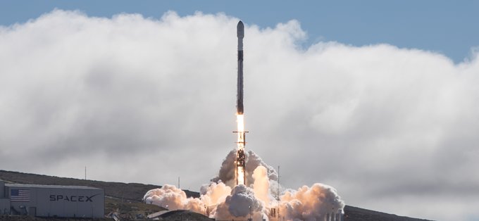 Despegue del cohete Falcon 9 para la misión Starlink 7-14.