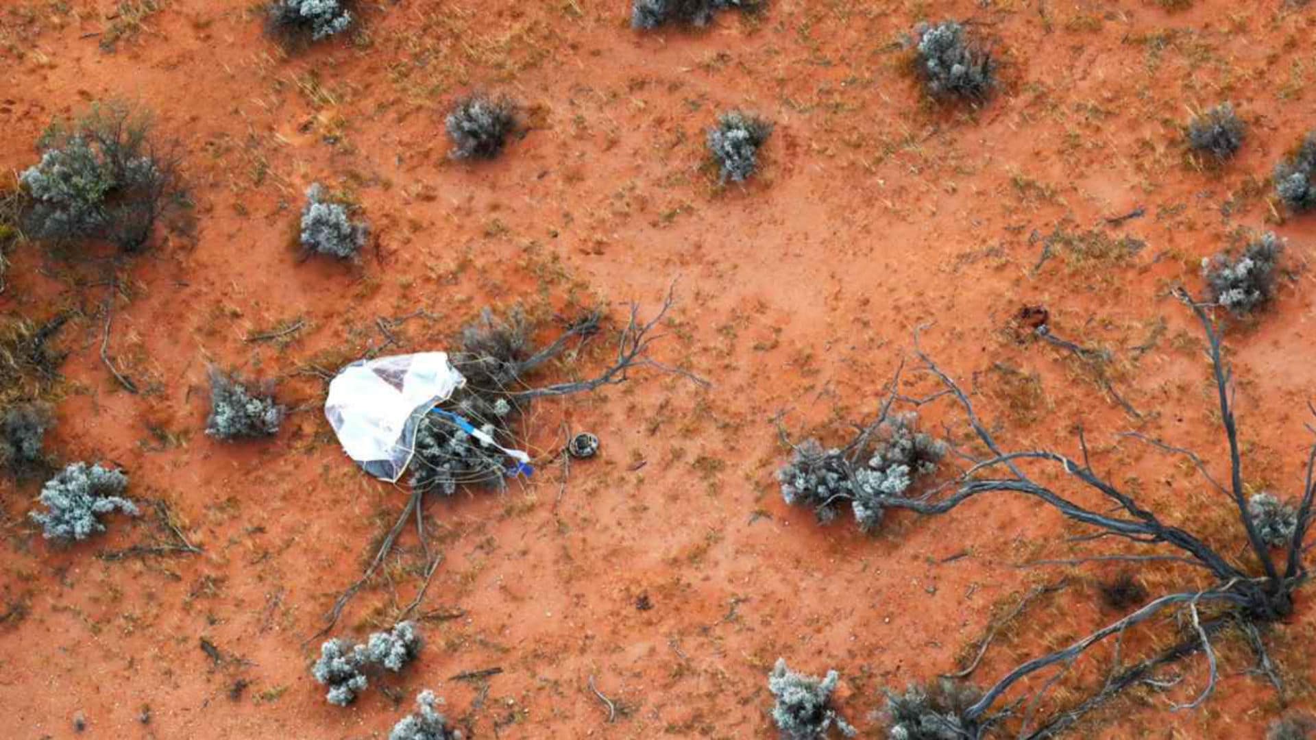 El 5 de diciembre, esta cápsula aterrizó exitosamente sobre Australia. En su interior, algunos gramos de muestras de este asteroide aguardan a ser analizadas. [JAXA]